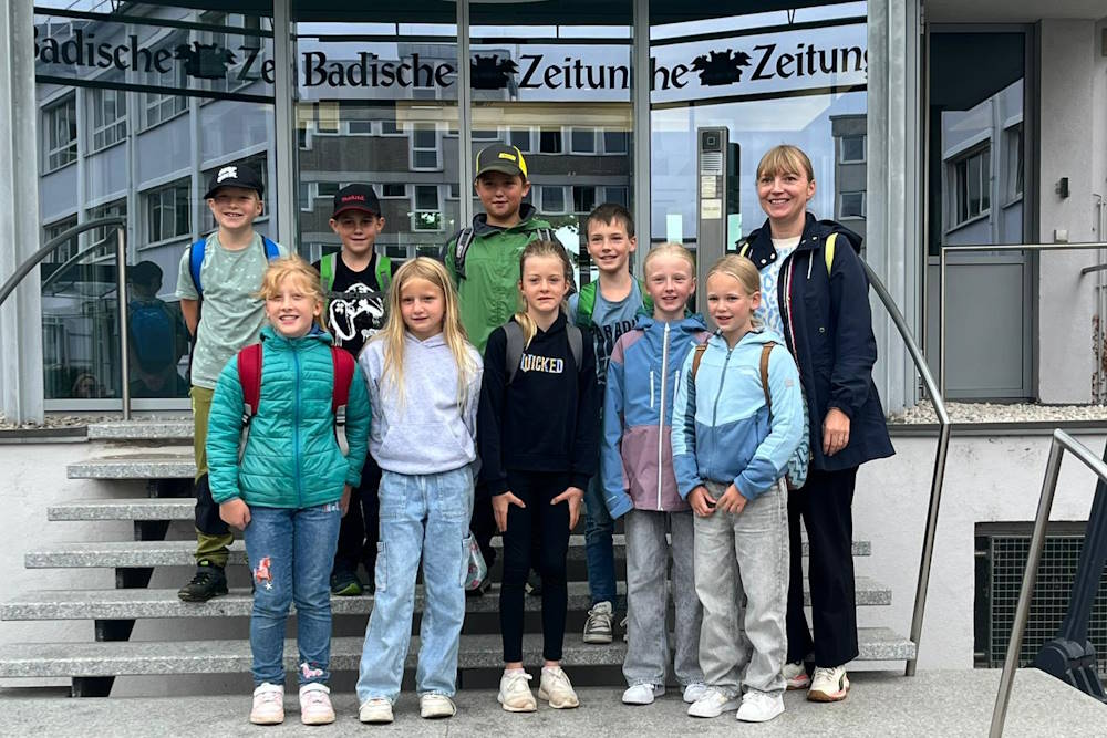 Schülerinnen und Schüler der Angenbachtalschule vor dem Pressehaus der Badischen Zeitung in Freiburg