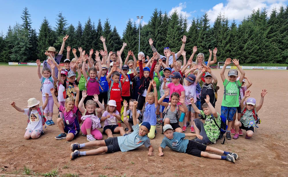 Die Schülerinnen und Schüler der Angenbachtalschule nach den Bundesjugendspielen