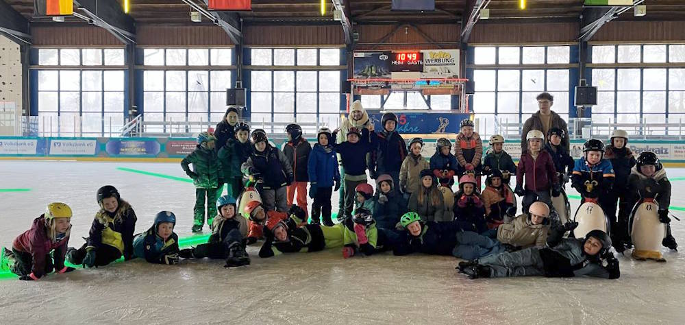 Gruppenbild der Schüler der Angenbachtalschule beim Schlittschuhlaufen