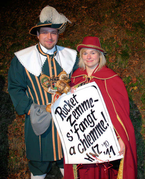 Burgvogt"Erich, der I . vo den Wühri" regiert mit Burgfräulein" Bettina ,die I. vom Rebland" und dem Motto" Rucket zemme- s/ fangt a chlemme!" die Fasnacht im HInterhag. Foto:Karl-Heinz Rümmele