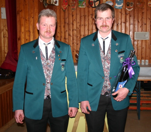 Für 20 jährige Aktive Mitgliedschaft im Musikverein Rohmatt konnte Willi Wassmer Links der erste Vorsitzende Bruder Christian Wassmer mit der Silbernen Vereinsnadel nebst Präsent auszeichnen. Foto: Karl-Heinz Rümmele Für 20 jährige Aktive Mitgliedschaft im Musikverein Rohmatt konnte Willi Wassmer Links der erste Vorsitzende Bruder Christian Wassmer mit der Silbernen Vereinsnadel nebst Präsent auszeichnen. Foto: Karl-Heinz Rümmele