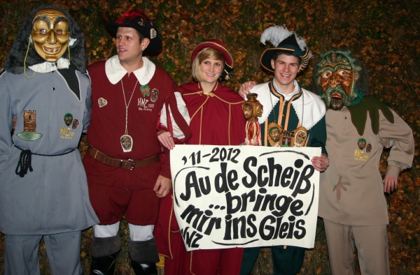 Burgvogt Simon I. vom Rohrberg und Burgfräulein Tanja im schönen Gewand zwischen Räuber, Ritter und Geist regieren die Fasnacht im Hinterhag. Foto:Karl-Heinz Rümmele