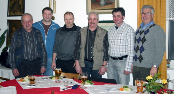 Die Vorstandschaft des BLHV Ortsvereines Häg-Ehrsberg. Von links nach rechts: Manfred Rümmele(ehemaliger Kassenverwalter) Manfred Frank Kassenverwalter, Lampert Berger zweiter Vorsitzender, Willi Keller erster Vorsitzender, Andreas Jaschke Schriftführer und BLHV Geschäftsführer Albert Zimmermann. Foto: Margarethe Rümmele