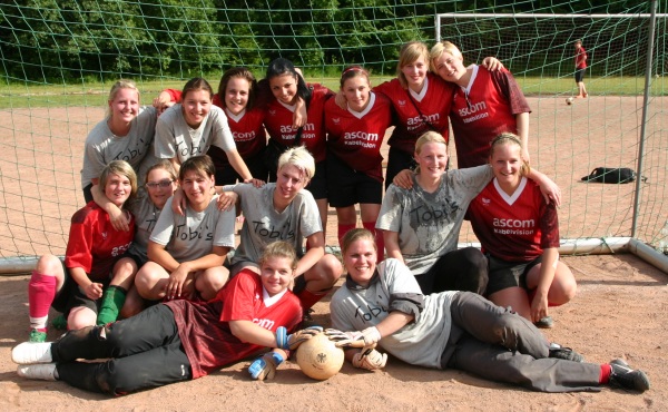 Damen-Grümpelsieger Protestclique (graue Trikots) und 2. Platz Hinterhager Jugend