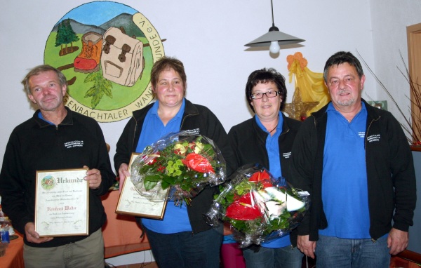 Die geehrten der Angenbachtaler Wanderfreunde von links nach rechts. Reinhard Walter (35 Jahre Aktivmitglied)und Gisela Muckenhirn(35 Jahre Aktivmitglied) Cornelia Kiefer ( Vereinsarbeitunterstützung) und der erste Vorsitzende Alfons Kiefer. Foto: Karl-Heinz Rümmele