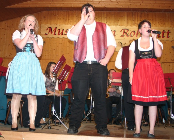 Mit der Gesangeseinlage beim Stück "Ewigi Liäbi" von Alexandra Pflug, Haymo Brugger und Lena Kiefer von links nach rechts begeisterte der Musikverein Rohmatt beim Jahreskonzert. Foto: Margarethe Rümmele