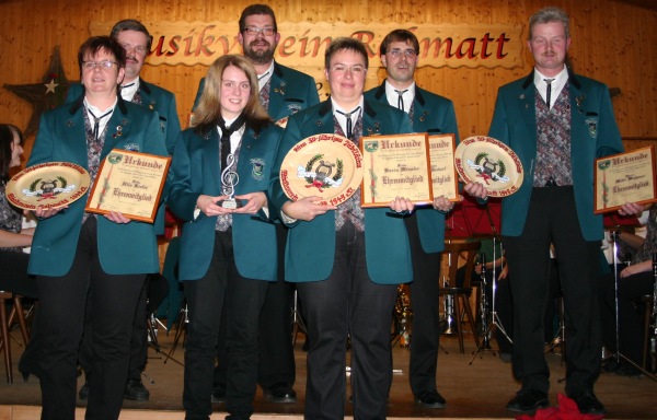 Die geehrten langjährigen Aktivmitglieder des Musikverein Rohmatt mit Jungmusikerin Selina Kiefer. Vorne von links nach rechts: Ulla Kiefer, Selina Kiefer( Jungmusikerin Silbernes Leistungsabzeichen) Karin Wissler. Hinten von links nach rechts: Franz Wassmer, Jürgen Kiefer, Ralf Beckert und Willi Wassmer. Foto: Margarethe Rümmele