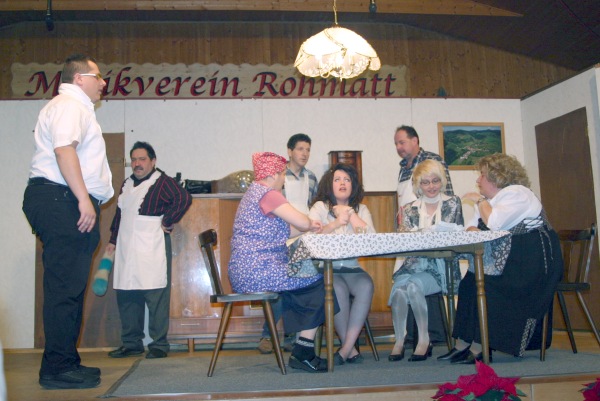 Die Lachmuskeln  der Zuhörer strapazierten die Laienspieler des Musikverein Rohmatt beim lustiken 3 Akter "Klub der Pantoffelhelden" am Jahreskonzert des Vereins. Foto: Margarethe Rümmele
