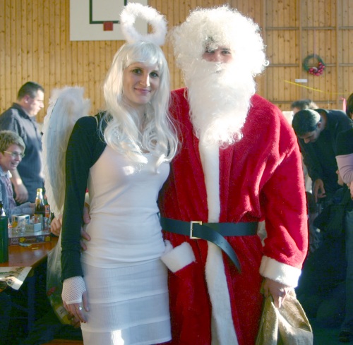 Auch der Nikolaus war mit einem Engel( Burgvogt und Burgfräulein) am 11. Hinterhager Weihnachtsmarkt dabei. Foto:Margarethe Rümmele