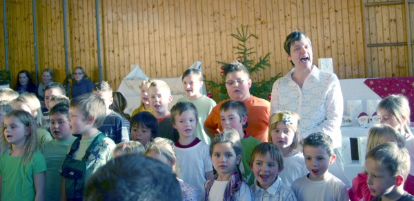 Mit ihren Beiträgen erfreuten die Schüler/innen der Angenbachtalschule Häg-Ehrsberg und des Kindergarten St. Michael Häg-Ehrsberg die Besucher des 11. Hinterhager Weihnachtsmarktes der Hinterhager Narrenzunft.Foto: Margarethe Rümmele