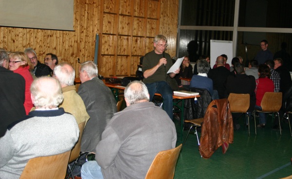 Mit dem Projekt"Zukunft Häg-Ehrsberg" befassten sich vier Arbeitsgruppen bestehend aus Einwohnern von Häg-Ehrsberg an der Veranstaltung am verganenen Montagabend unter Mitwirkung des Architektenbüros Zickenheiner. Foto: Karl-Heinz Rümmele