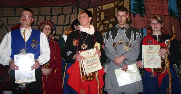 Beim Bunten Abend der Hinterhager Narrenzunft konnen von links nach rechts: Kurt Schneider (25 Jahre Aktive Mitgliedschaft), Monika Maier (15 Jahre), Clemens Rümmele und Jenni Wassmer (beide 5 Jahre) geehrt und ausgezeichnet werden. Foto: Karl-Heinz Rümmele