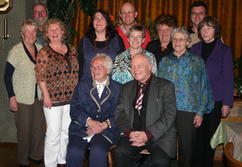 Neue Vorstandschaft des Kirchenchores Häg. Vorne von links : Agnes Maier die scheidende 2. Vorsitzende, Pfarrer Franz Leppert, hinten vonlinks nach rechts: Ella Wassmer8 Notenwartin seit über 40 Jahren) ,Siegfried Wetzel(Vereinswirt und 1. Beisitzer),Maria Jaschke( neue 2.Vorsitzende),Iris Eggert( 1 Vorsitzende)Alfred Maier( neuer Schriftführer),Barbara Wassmer( langjährige Schriftführerin und jetzt 3. Beisitzerin),Veronika Schäuble( langjährige Kassenverwalterin), Maria Schmidt( Kassenprüferin  25 Jahre im Chor)) Arne Marterer( Dirigent) und Waltraud Steinebrunner  (2.Beisitzerin und 25 Jahre im Chor).Foto: Margarethe Rümmele