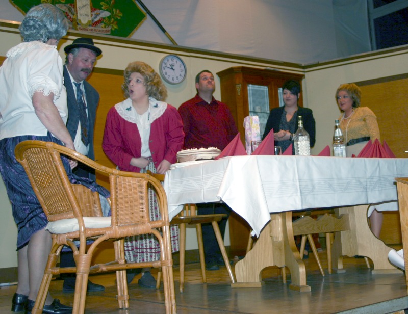 Beim Lustigen 1 Akter " Oma`s Jubiläum" bekam die Laienspielgruppe des Männergesangverein Ehrsberg reichlich Beifall. Foto: Karl-Heinz Rümmele