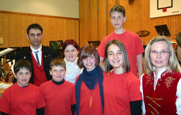 Beim Jahreskonzert der Trachtenkapelle Häg-Ehrsberg wurden die sechs jüngsten Mitglieder der Kapelle welche am gleichen Tage in Binzen die Prüfungen zum Jungmusikerabzeichen in Bronze ablegten mit Präsenten bedacht. Auf dem Foto von links: Ina Rümmele, Mike Zettler( Vorstandsteam),Jakob Suppinger, Sandra Köpfer,Mauella Zettler, Anna Rummel, Fabian Rümmele und Daniela Maier( Vorstandsteam und Theorieausbilderin) Foto: Karl-Heinz Rümmele