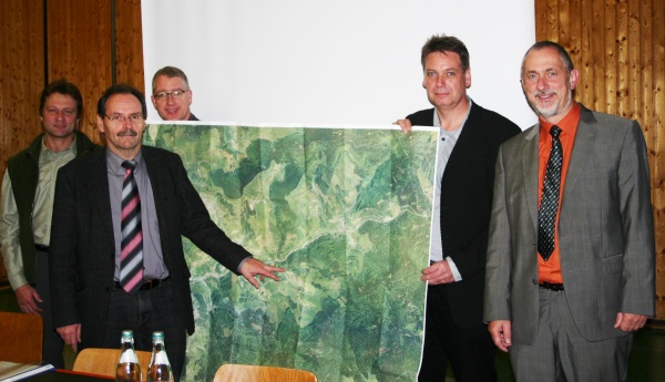 Erklärt wurde die geplante Flurneuordnung in Häg-Ehrsberg(Häg) von Revierleiter Gerhard Philipp ganz links, Bürgermeister Bruno Schmidt, Projektleiter Volker Wiest, dem Leiter der unteren Flurbereinigungsbehörde Wolfram Müller-Rau (rechts vorne) und dem Projektingenieur Daniel Schuster (rechts hinten) Foto: Karl-Heinz Rümmele 
