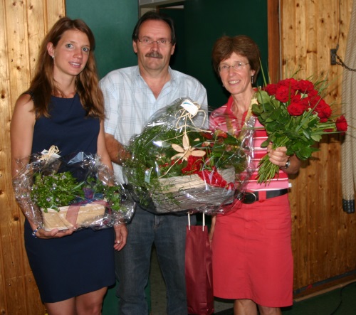 Nicole Valdez Rivera (links) und Rektorin Barbara Sallinger (rechts) wurden von Bürgermeister Bruno mit je einem Blumengeschenk verabschiedet. Foto: Karl-Heinz Rümmele