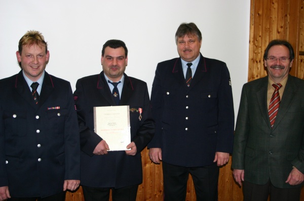 Für 25jährige Aktive Mitgliedschaft wurde Martin Fischer(zweiter von links) mit dem Silbernen Ehrenzeichen des Feuerwehrverbandes nebst Urkunde ausgezeichnet. Foto von links nach rechts: Kommandant Ottmar Schäuble, Martin Fischer, Kreisbrandmeisterstellvertreter Claus Werner und Bürgermeister Bruno Schmidt. Foto: Karl-Heinz Rümmele