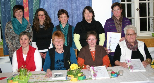 Die neugewählten Vorstandschaftsmitglieder des Landfrauenverein Häg-Ehrsberg mit den ausgeschiedenen langjährigen Mitgliedern. Vorne von links nach rechts Elke Rümmele(Schriftführerin), Gabi Maier 1. Vorsitzende, Sabine Grether (ehemaliges Vorstandsteammitglied) Margarete Gersbacher( ehemalige langjährige Beisitzerin. Hinten von links nach rechts. Monika Maier ( Beisitzerin, Rita Gersbacher( Schriftführerin, Christa Philipp 2. Vorsitzende, Silvia KIefer( Beisitzerin) und Notburga Frank( ehemaliges Vorstandsteammitglied). Foto: Karl-Heinz Rümmele 