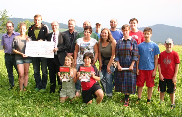 Auf dem Foto von links: Bürgermeister Bruno Schmidt, Antonia Tittel, Arnd Heuwinkel, Georg Ückert und Clemens Theilacker( Sparkasse Schopfheim-Zell) sowie einzelne Akteure von Theater in den Bergen.