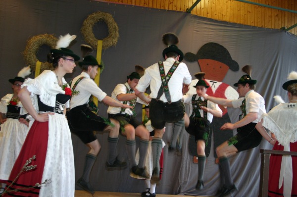 Die Oberlander aus Wies(Allgäu) erfreuden die Besucher mit ihrem Schuhplattlertanz. Foto: Karl-  Heinz Rümmele