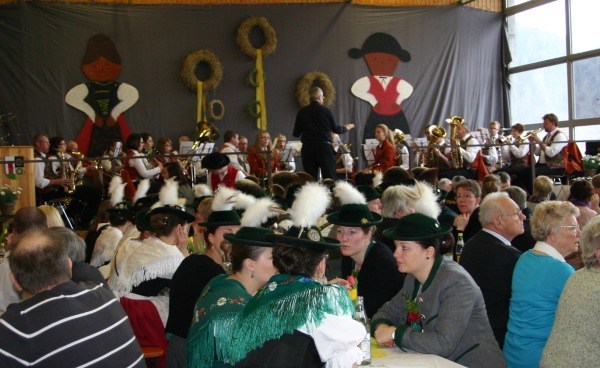 Schon beim Frühschoppenkonzert füllte sich die Angenbachtalhalle zusehends: Foto: Karl-Heinz   Rümmele