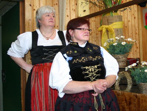 Machen es unsere Jungs und Mädels recht werden die beiden Vorsitzenden Trachtengruppe Häg-Ehrsberg   vorne Margarethe Rümmele und D´Falkenstoaner Weißensee/Allgäu Uli Seidel denken. Foto: Karl-Heinz   Rümmele