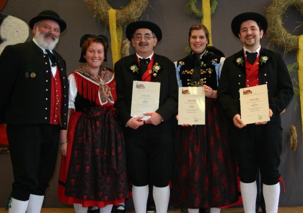 Alfred Knauber der Kreisobmann des BHVL konnte mit Stellvertreterin Mariane Wassmer im Namen des   Bund Heimat und Volksleben drei verdiente Mitglieder der Trachtengruppe Häg-Ehrsberg auszeichnen. Foto   von links nach rechts: Alfred Knauber, Marianne Wassmer, Günter Sutter (35 Jahre Silberne Ehrennadel)   Carina Kiefer und BEnjamin Faller (je 25 Jahre Bronzene Ehrennadel). Foto : Karl-Heinz Rümmele