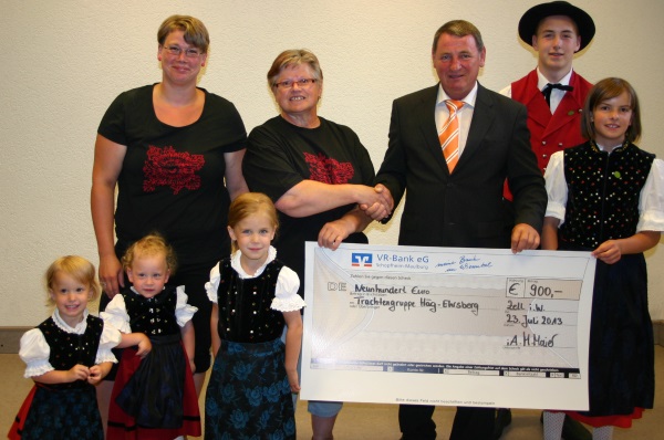 Man sieht es den Kindern an, das sie mit Freude die neuen Trachten tragen. Von links nach rechts die Kinder: Paula Kiefer, Soy Weide, Ida Kiefer. Hinten von links nach rechts: Sabrina Weide, Margarethe Rümmele, Siegfried Zettler, Sebastian Klotz und Lara Rümmele. Foto: Karl-Heinz Rümmele