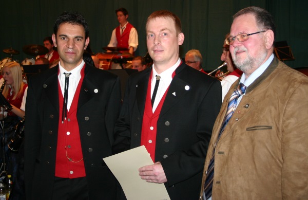 Im Namen des Alemannischen Musikverbandes konnte Hans-Peter Kummerer( rechts) beim Jahreskonzert der Trachtenkapelle Häg-hrsberg Jürgen Wassmer mit der Silbernen Ehrennadel des Verbandes für seine 25 jährige Aktive Mitgliedschaft in der Trachtenkapelle Häg-Ehrsberg auszeichnen. Auf dem Foto (links) Vorstandsmitglied Mike Zettler von der Trachtenkapelle. Foto: Rümmele