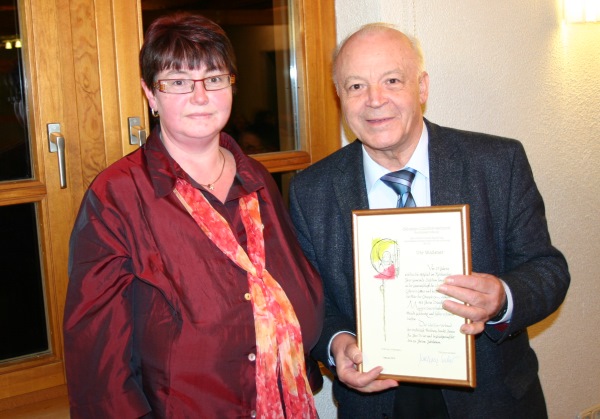 Pfarrer Franz Leppert übergab an Ute Wassmer die Urkunde des Cäsilienverbandes für ihre 25 jährige Aktivmitgliedschaft im Kirchenchor Häg-Ehrsberg: Foto: Karl-Heinz Rümmele