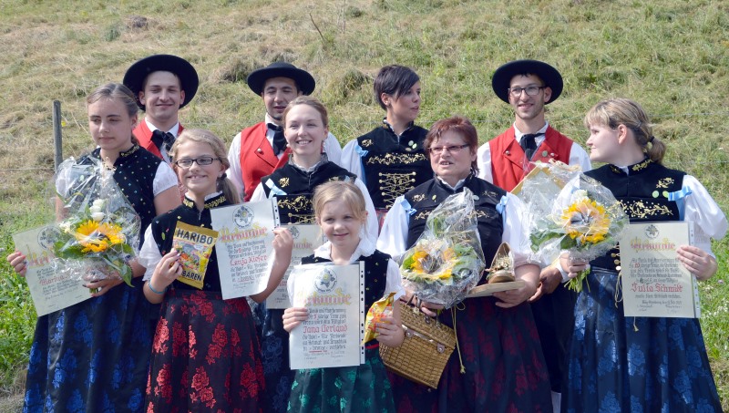 Die geehrten der Trachtengruppe Häg-Ehrsberg. Vorne von links nach rechts: Marina Klotz(10 Jahre), Lenja Kiefer und Jana Gerland(5 Jahre) dazwischen Marina Faller (20 Jahre) Margarethe Rümmele(40 Jahre) Julia Schmidt (20 Jahre). Hinten von links nach rechts: Vorstandsteammitglied Manuel Faller, Jonas Faller(20 Jahre) Vorstandsmitglied Carina Kiefer und Julian Faller(25 Jahre) Foto: Rümmele