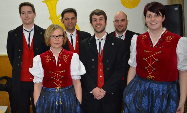 Die neugewählten Mitglieder des Vorstandsteam und Beisitzer der Trachtenkapelle Häg-Ehrsberg . Vorne von links nach rechts: Daniela Maier ( Vorstandsteam) Daniel Köpfer( neu im Vorstandsteam) Anja Frank( neue Beisitzerin). Hinten von links nach rechts: Dirk Muckenhirn( Vorstandsteam) Mike Zettler( nach 10 jähriger Vorstandsteamtätigkeit ausgeschieden) und Johannes Jaschke( neuer Beisitzer). Foto: Karl-Heinz Rümmele