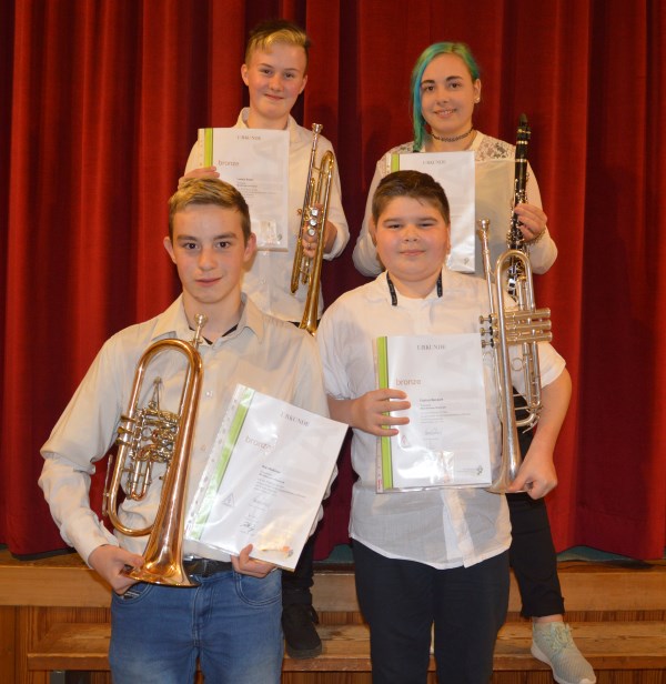 Die Ausgezeichneten Jungmusiker des Musikverein Rohmatt mit ihren Instrumenten Urkunden vorne von links: Kai Wassmer, Fabian Beckert. Hinten von links: Lorena Kiefer und Marina Klotz