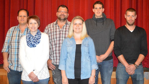  Das neugewählte Präsidium: vorne von links nach rechts: Melanie Seger( Requisitenverwalterin), Carolin Wassmer ( Zunftmeisterin), Clemens Rümmele (Materialverwalter).Hinten von links nach rechts: Patrick Zettler( Säckelmeister), Daniel Philipp( Oberzunftmeister) und Claudio Patuto( Zeremonienmeister). Auf dem Foto fehle Schriftführerin Jenny Schindler.
