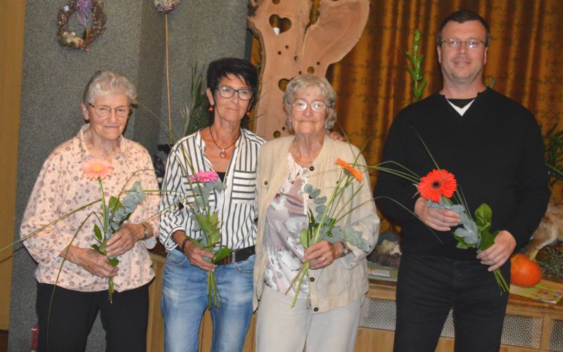 Maria Schmidt, Veronika Preis, Ella Wassmer und Chorleiter Arne Marterer verlassen den Chor
