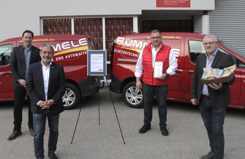Foto vorne links: Johannes Ullrich Kammerpräsident, hinten links: Handrik von Ungern-Sternberg Mitglied der Geschäftsführung der Handwerskammer. Vorne rechts: Martin Ranz Kreishandwerkermeister Lörrach und rechts hinten Andreas Rümmele von der Rümmele GmbH. Foto von der Handwerkskammer Freiburg zur Verfügung gestellt