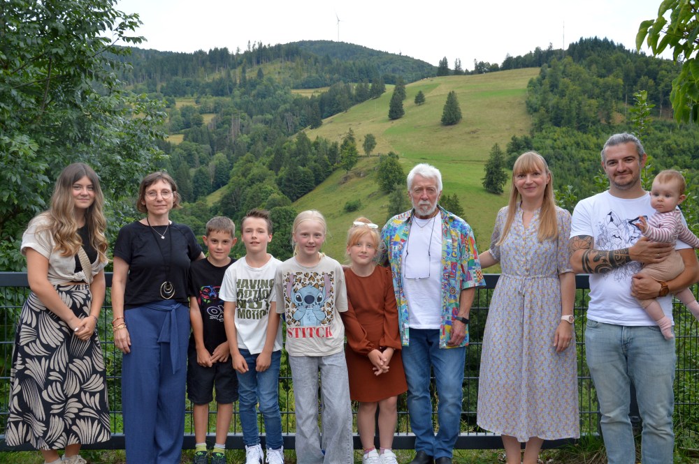 Alina Wuchner (FSJ), Andrea Krämer ( Schulleitung), Timo Jaschke, Tobias Croßmann, Rosalie Wuchner und Marie Waßmer ( verabschiedete Viertklässler), Gerhard Bund,(Lehrer), Margarethe Kaiser ( verabschiedete Lehrerin) und Felix Zapf ( Lehrer) mit Tocher auf dem Arm