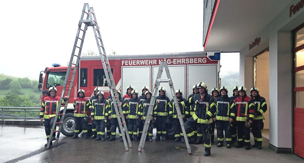 Die Feuerwehr vor den zwei Steckleiterverbindungsstücken