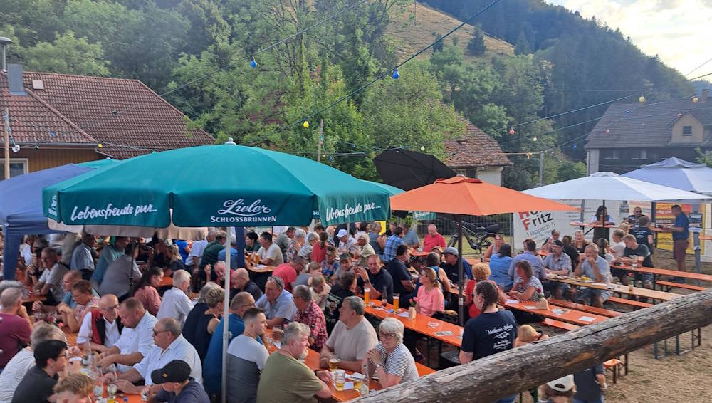 Die Besucher des Dorfhocks des Musikvereins Rohmatt